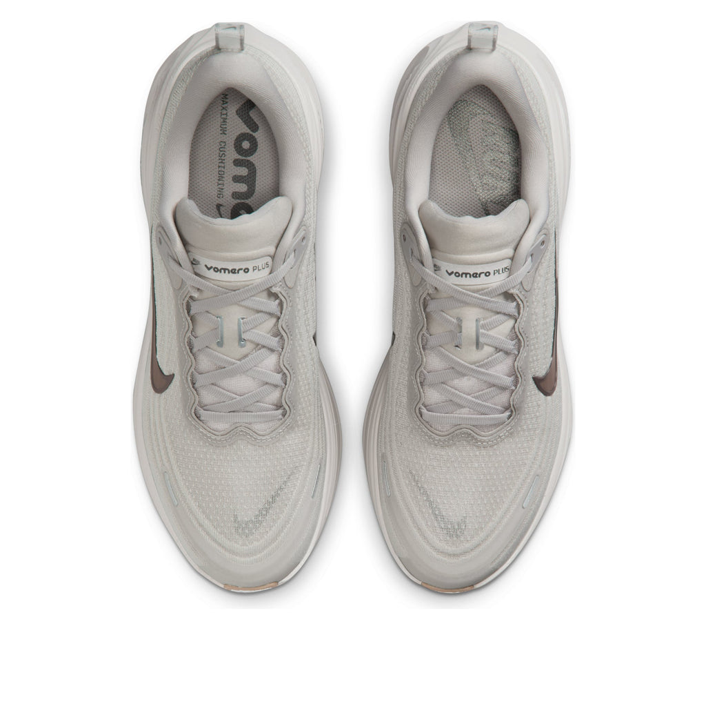 Nike Vomero Plus College Grey Light Iron Ore Gum