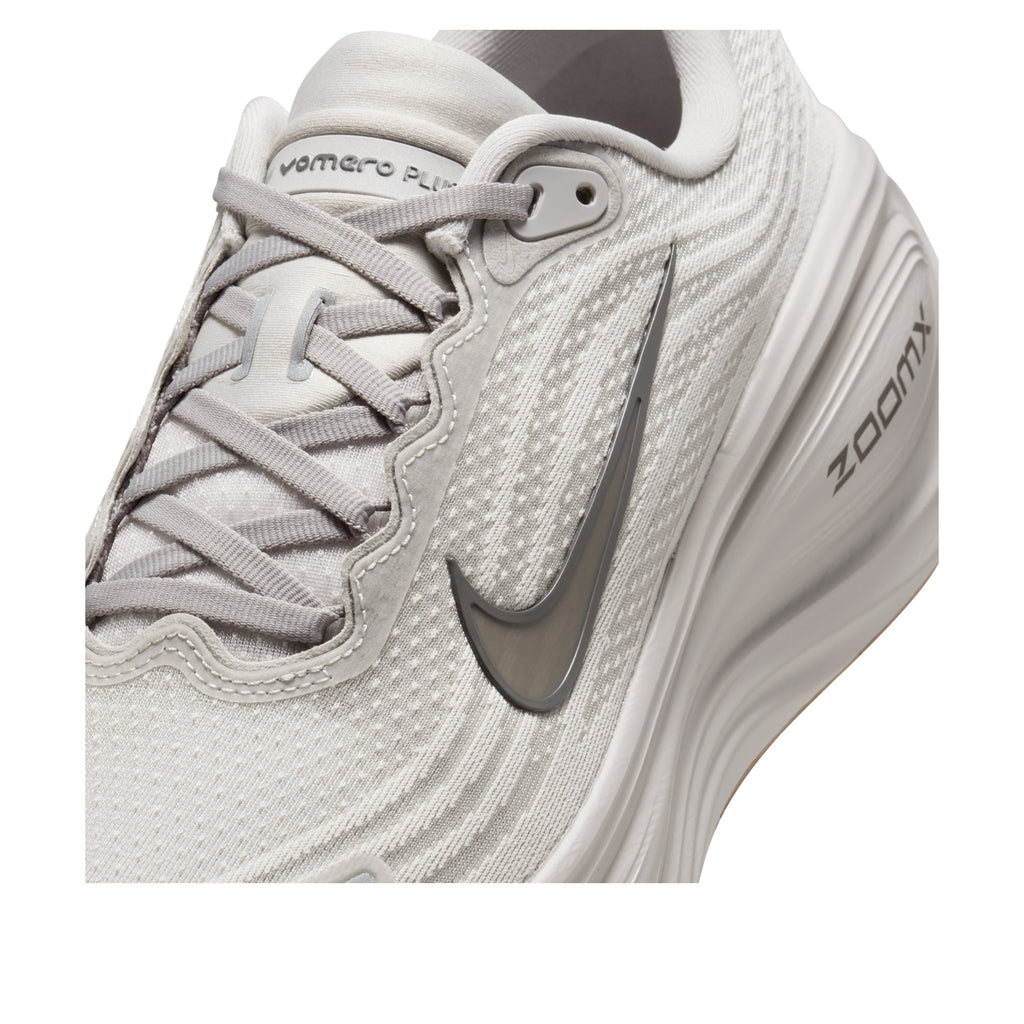 Nike Vomero Plus College Grey Light Iron Ore Gum
