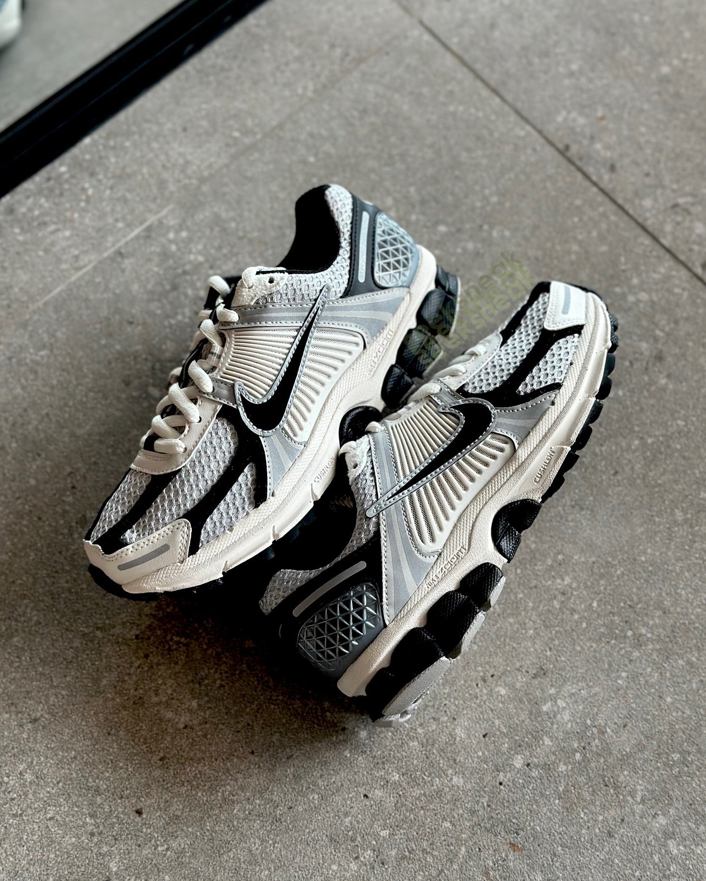 Nike Unisex Sneakers Zoom Vomero 5 Photon Dust Black